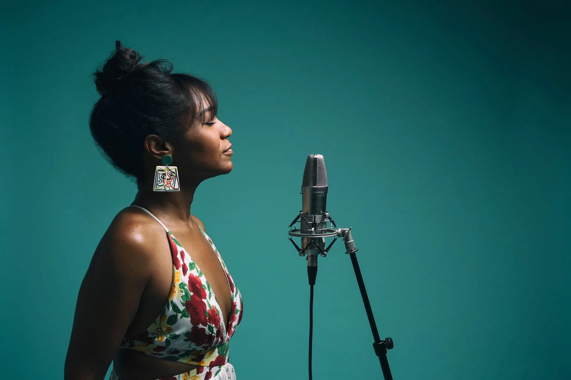 Magela Herrera in profile with eyes closed before a studio microphone